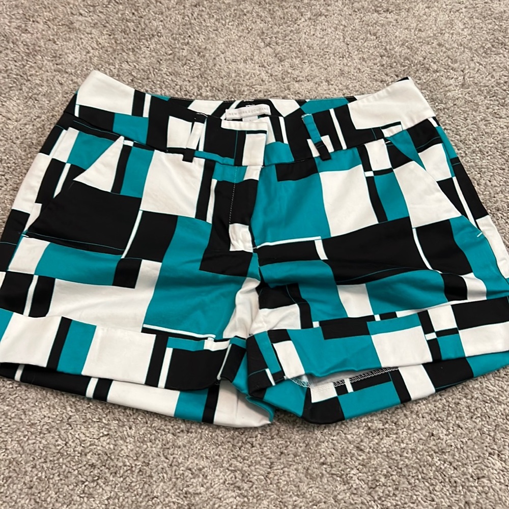 New York and Company Women’s Shorts size 6 teal-multi color used-good condition